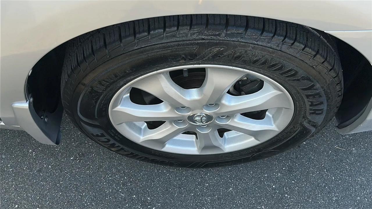 Toyota Camry 4dr Sdn I4 Auto LE (Natl) 2011