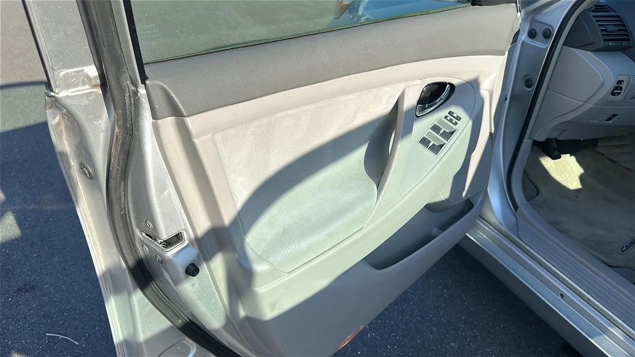 Toyota Camry 4dr Sdn I4 Auto LE (Natl) 2011
