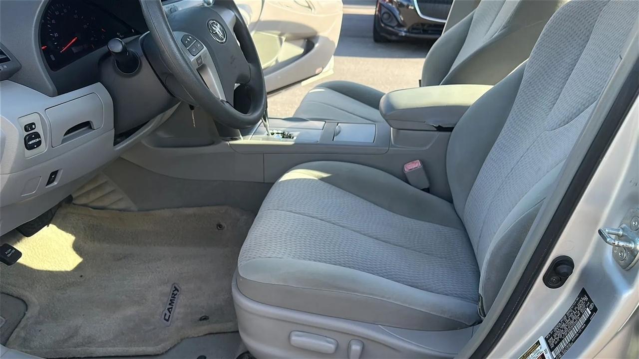 Toyota Camry 4dr Sdn I4 Auto LE (Natl) 2011