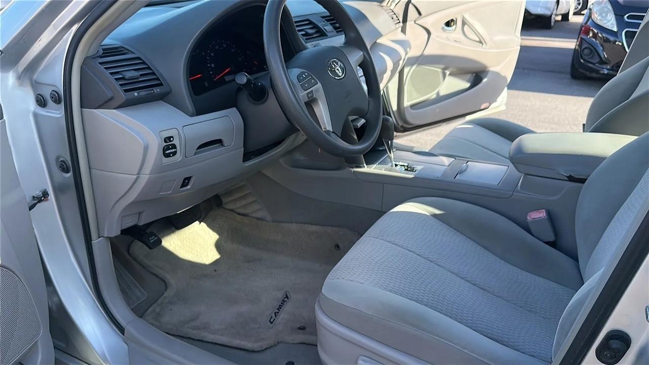 Toyota Camry 4dr Sdn I4 Auto LE (Natl) 2011