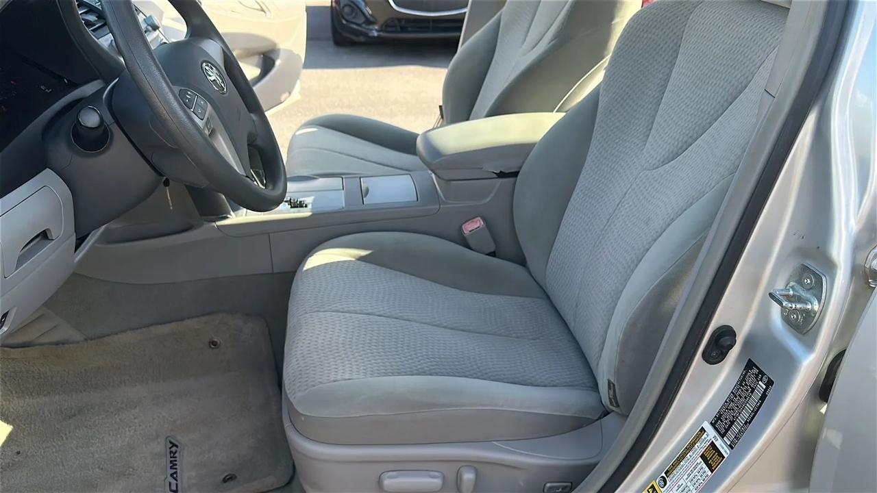 Toyota Camry 4dr Sdn I4 Auto LE (Natl) 2011