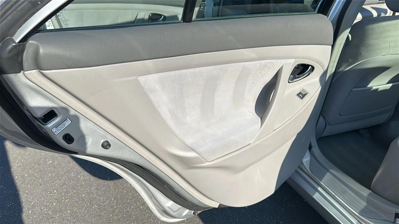 Toyota Camry 4dr Sdn I4 Auto LE (Natl) 2011