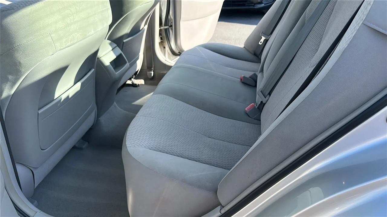 Toyota Camry 4dr Sdn I4 Auto LE (Natl) 2011