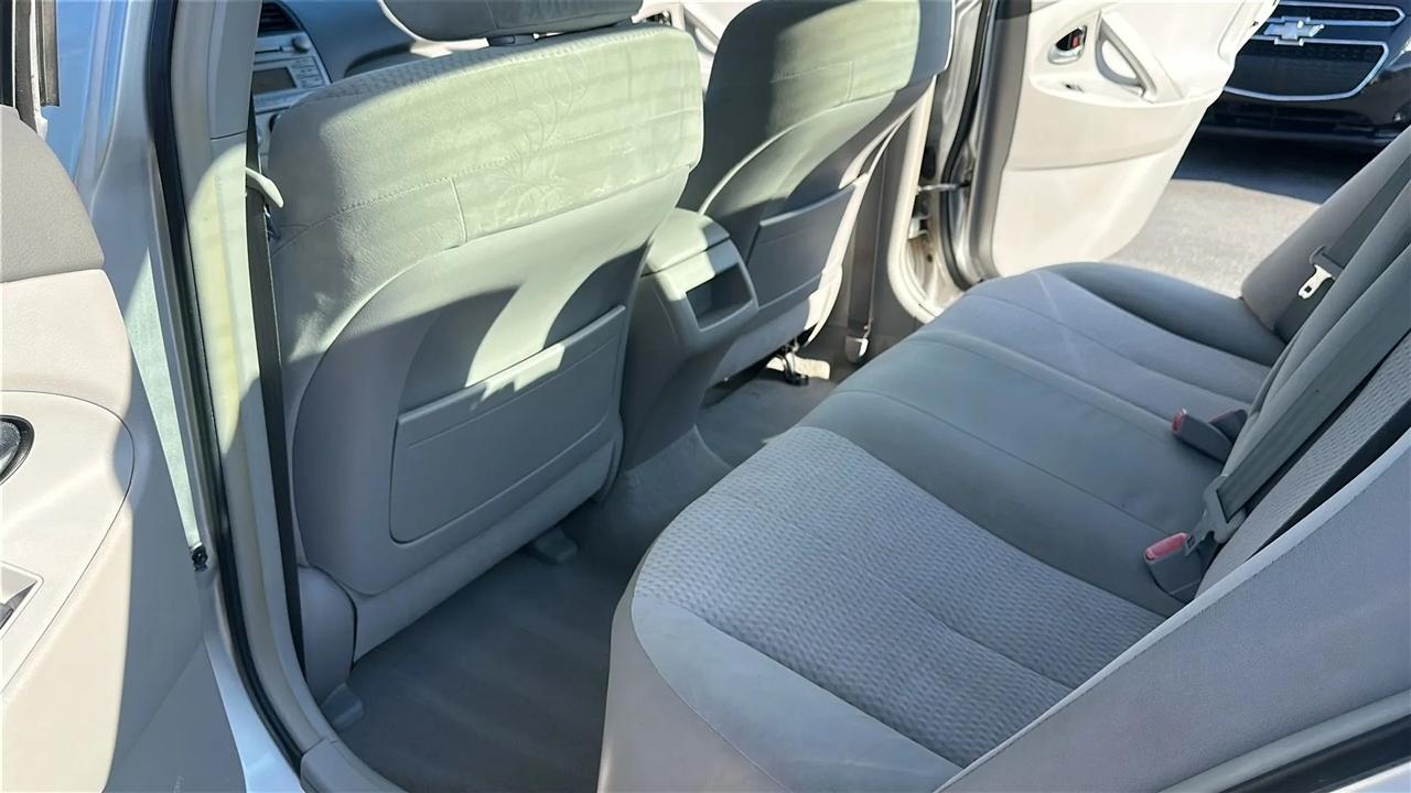 Toyota Camry 4dr Sdn I4 Auto LE (Natl) 2011