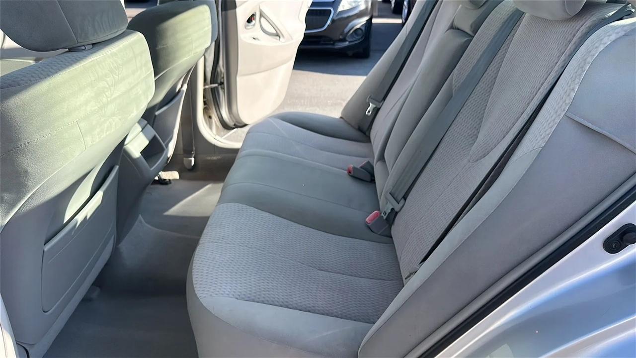 Toyota Camry 4dr Sdn I4 Auto LE (Natl) 2011
