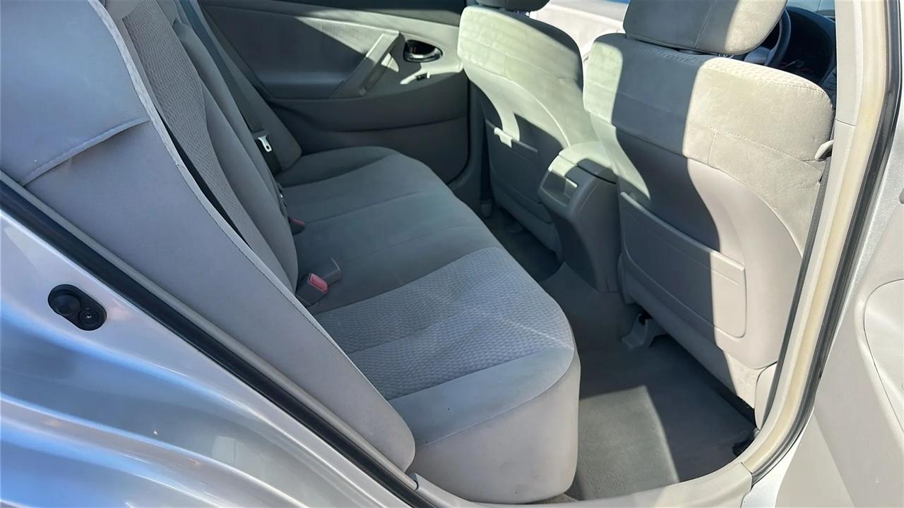 Toyota Camry 4dr Sdn I4 Auto LE (Natl) 2011