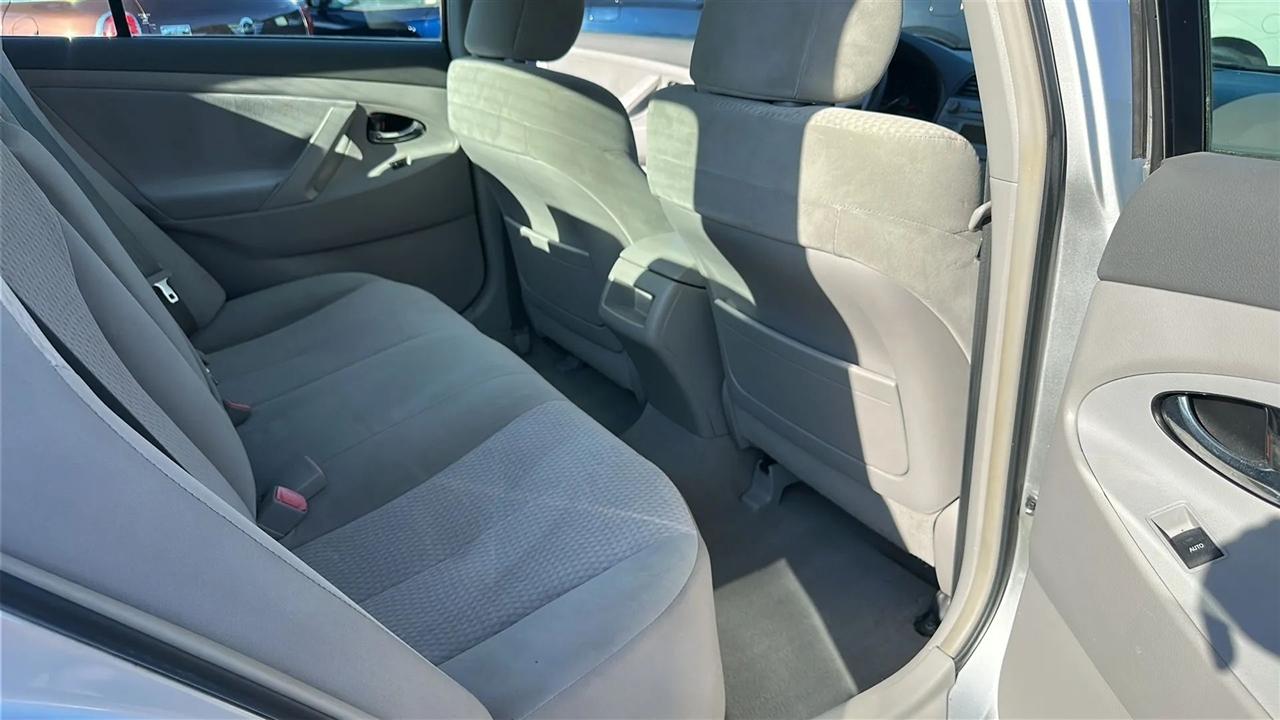 Toyota Camry 4dr Sdn I4 Auto LE (Natl) 2011