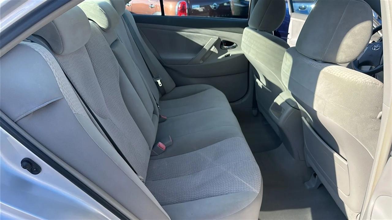 Toyota Camry 4dr Sdn I4 Auto LE (Natl) 2011