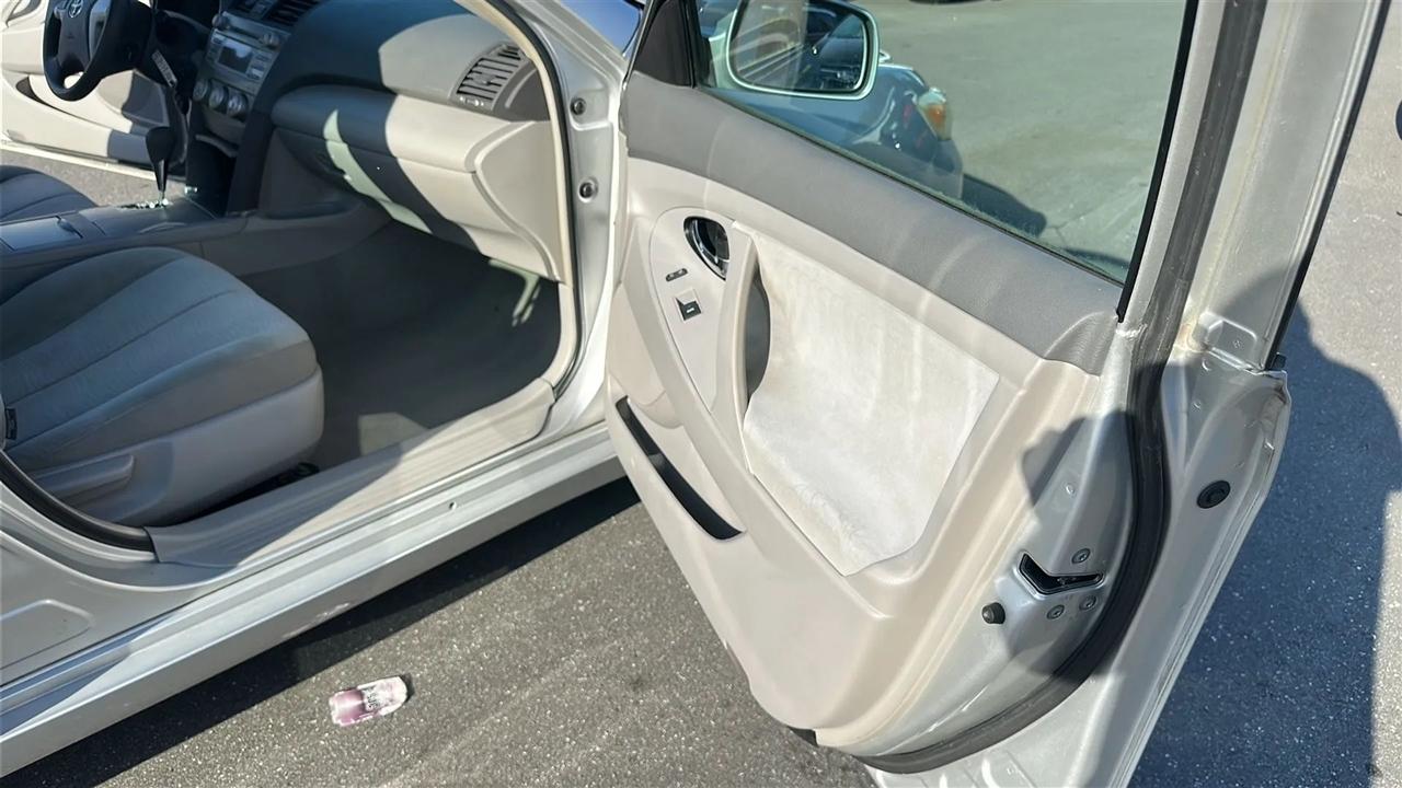 Toyota Camry 4dr Sdn I4 Auto LE (Natl) 2011