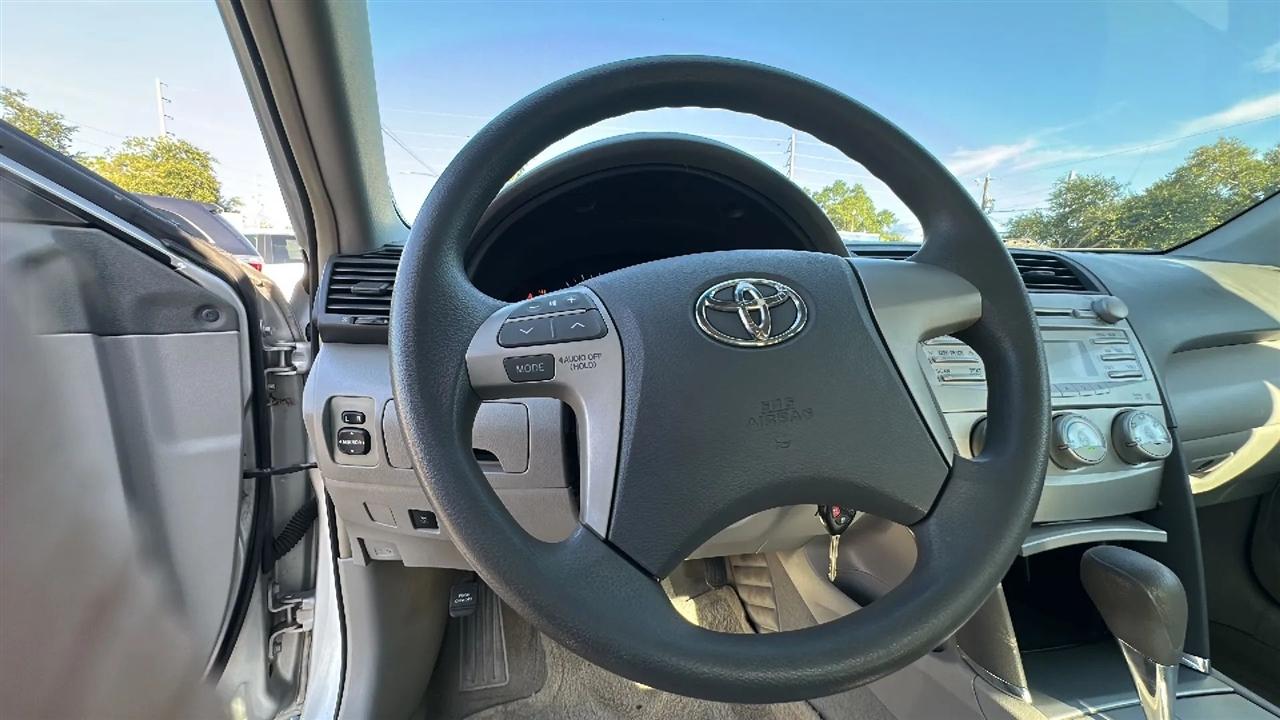 Toyota Camry 4dr Sdn I4 Auto LE (Natl) 2011