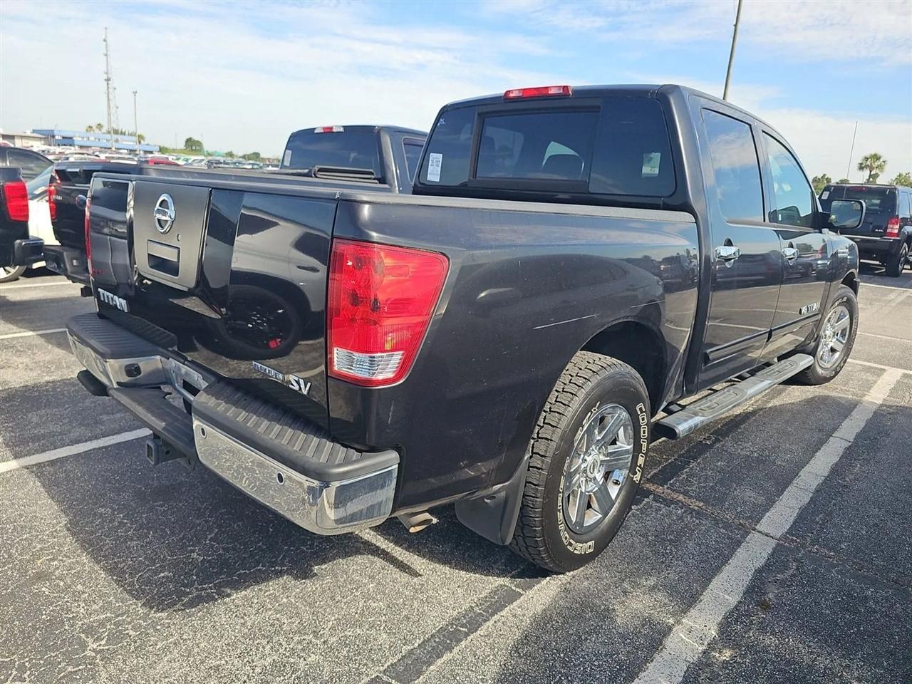 Nissan Titan 2WD Crew Cab SWB SV 2012