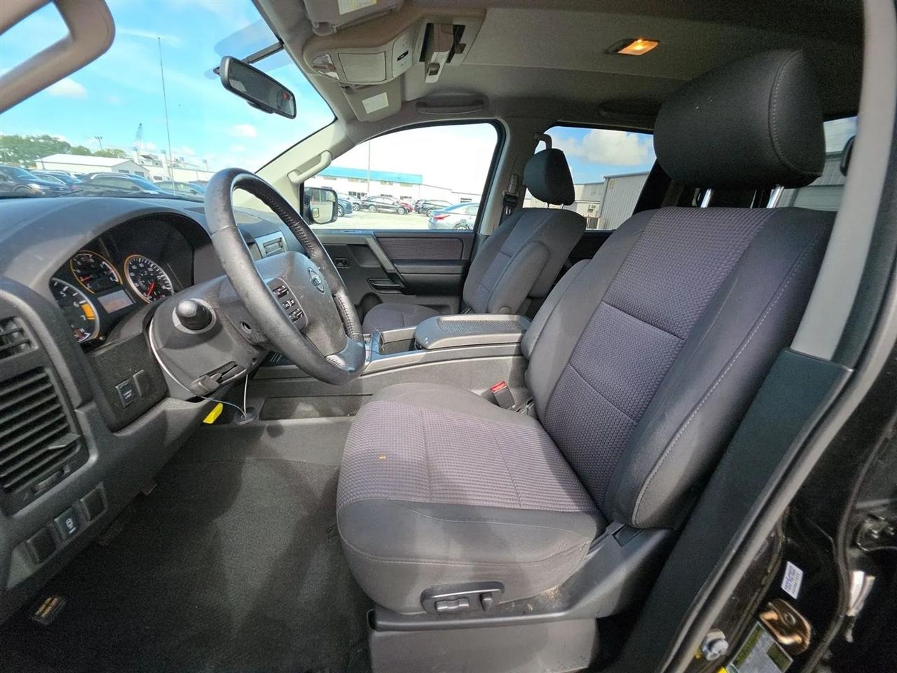 Nissan Titan 2WD Crew Cab SWB SV 2012