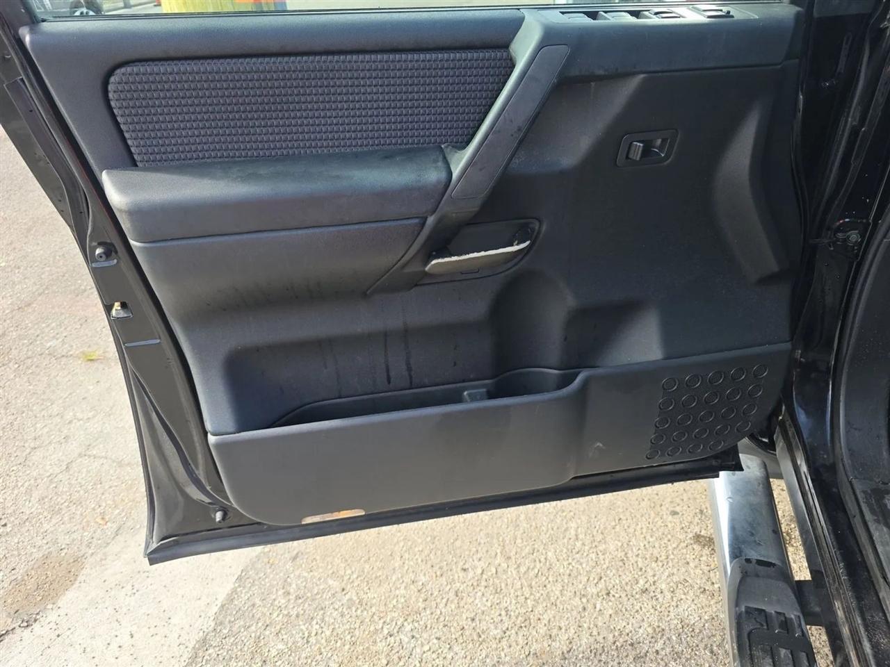 Nissan Titan 2WD Crew Cab SWB SV 2012