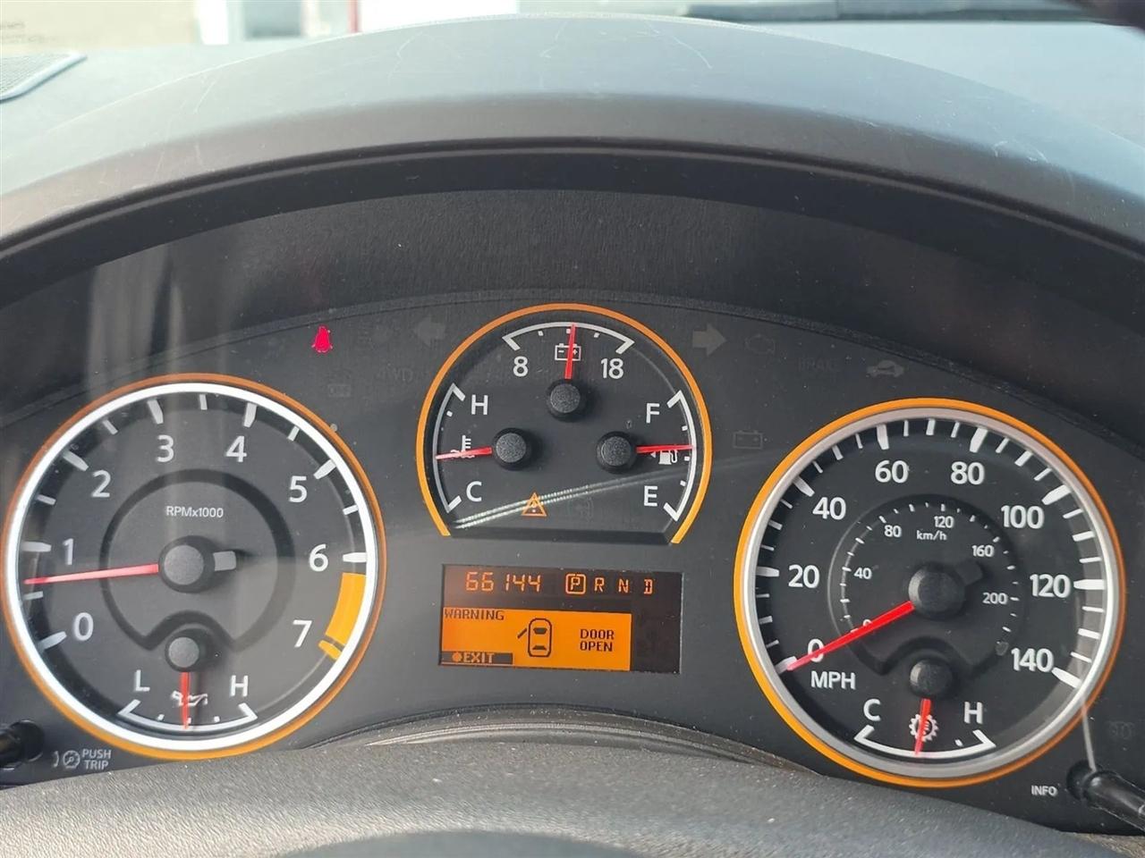 Nissan Titan 2WD Crew Cab SWB SV 2012