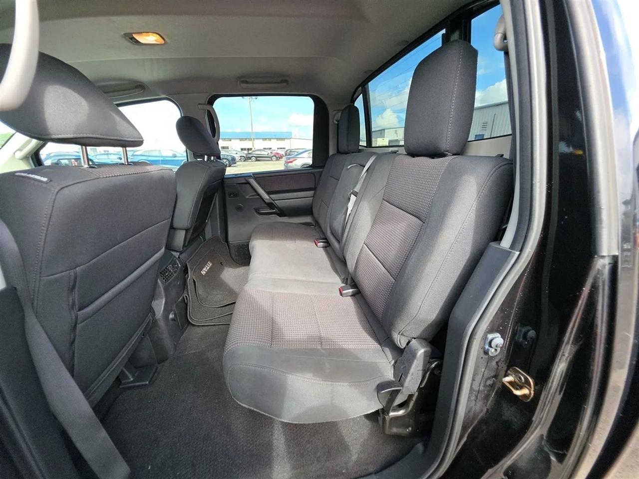 Nissan Titan 2WD Crew Cab SWB SV 2012