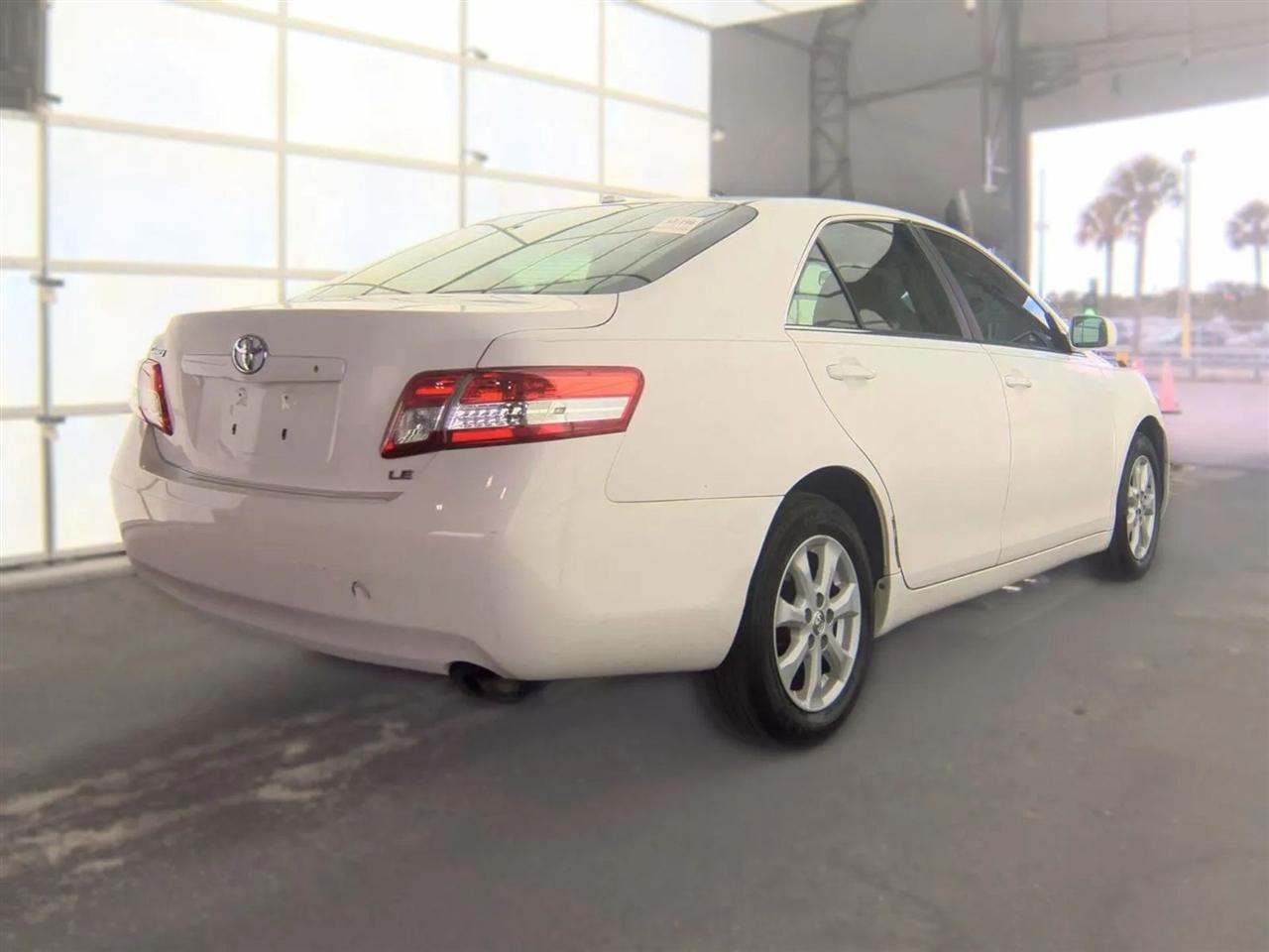 Toyota Camry 4dr Sdn I4 Man LE (Natl) 2011
