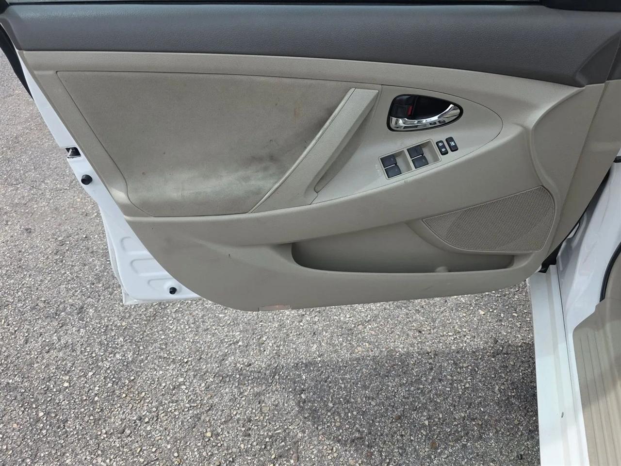 Toyota Camry 4dr Sdn I4 Man LE (Natl) 2011