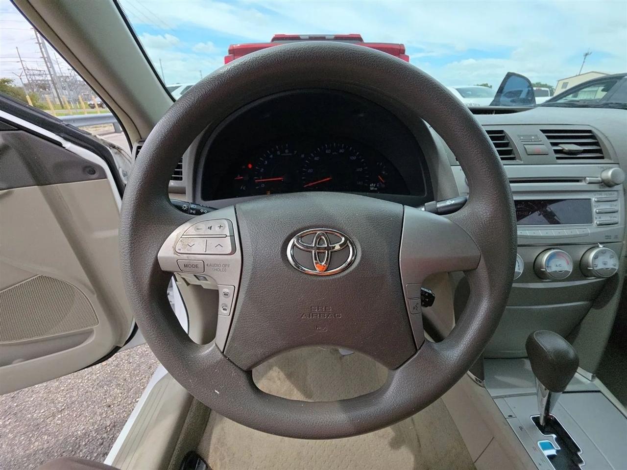 Toyota Camry 4dr Sdn I4 Man LE (Natl) 2011