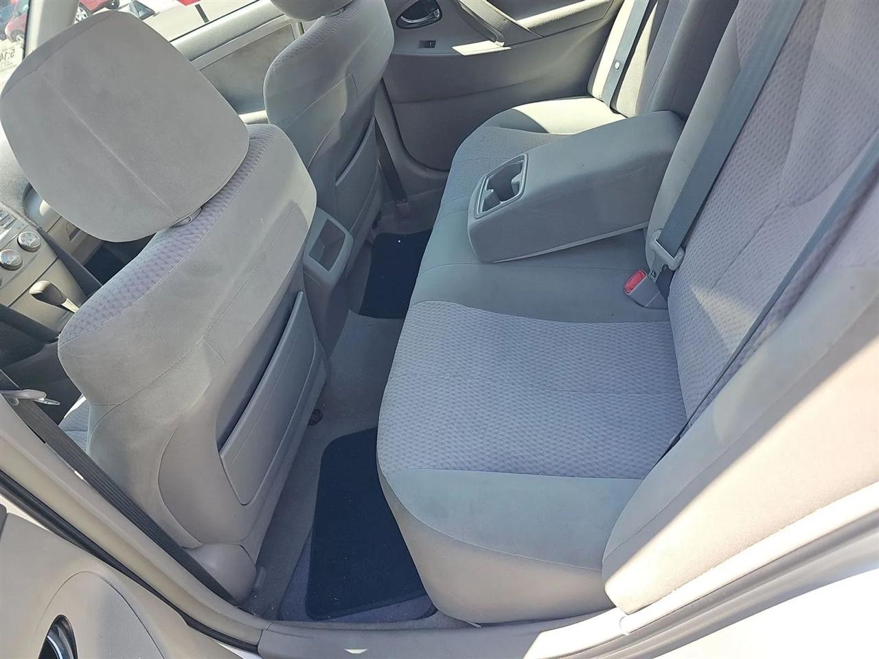 Toyota Camry 4dr Sdn I4 Man (Natl) 2010