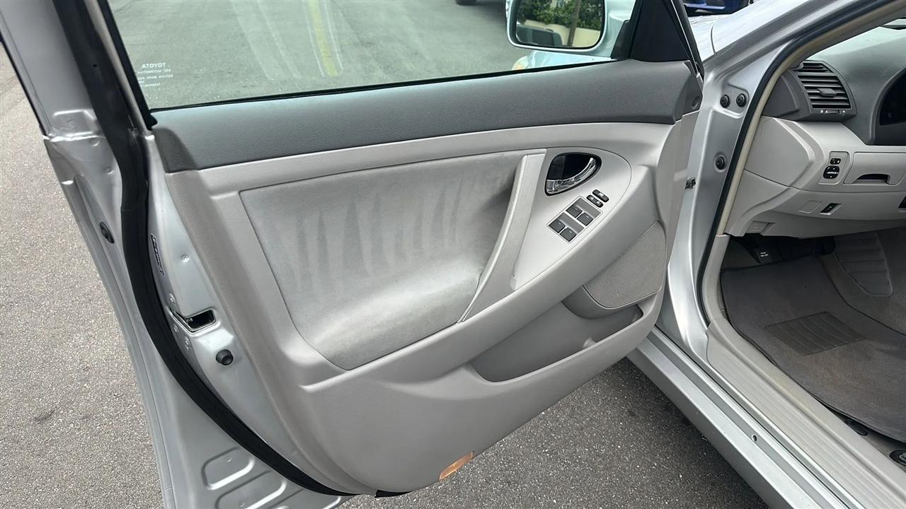 Toyota Camry 4dr Sdn I4 Man (Natl) 2010
