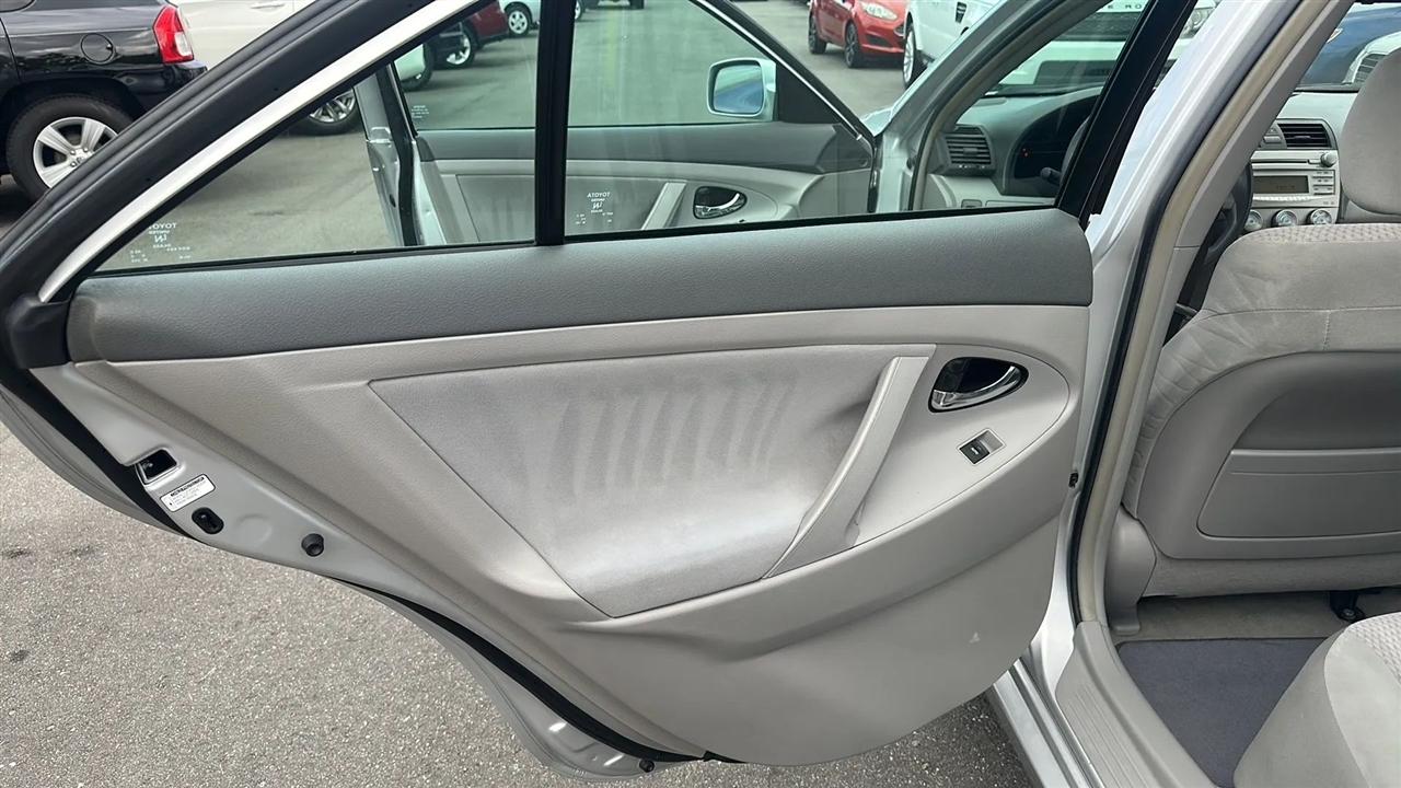 Toyota Camry 4dr Sdn I4 Man (Natl) 2010