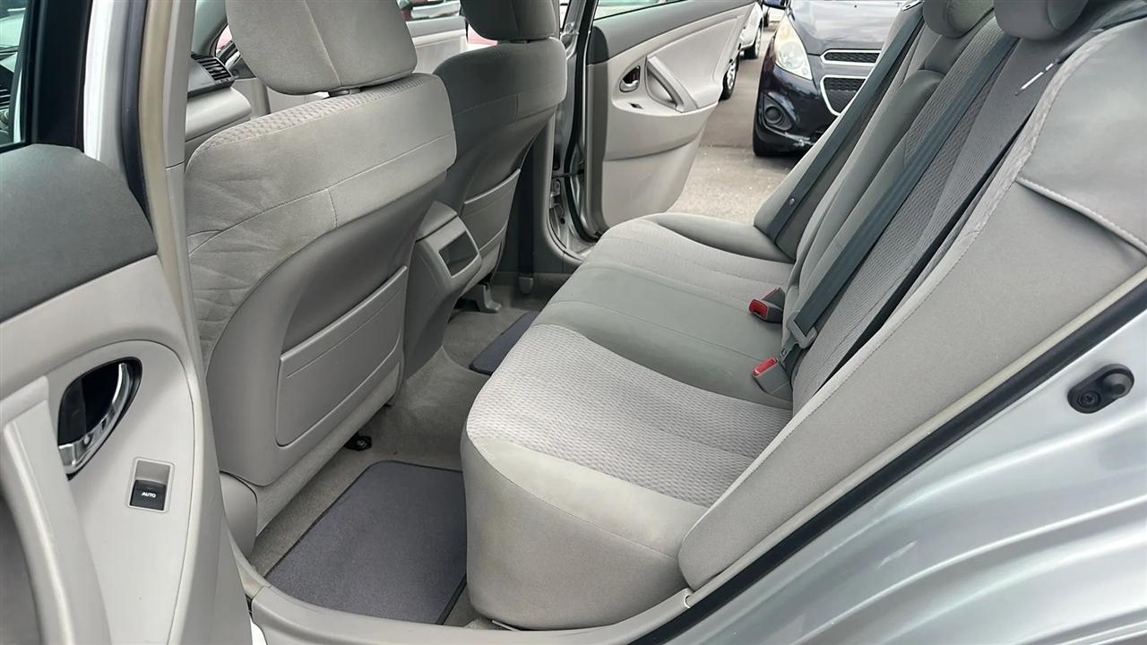 Toyota Camry 4dr Sdn I4 Man (Natl) 2010