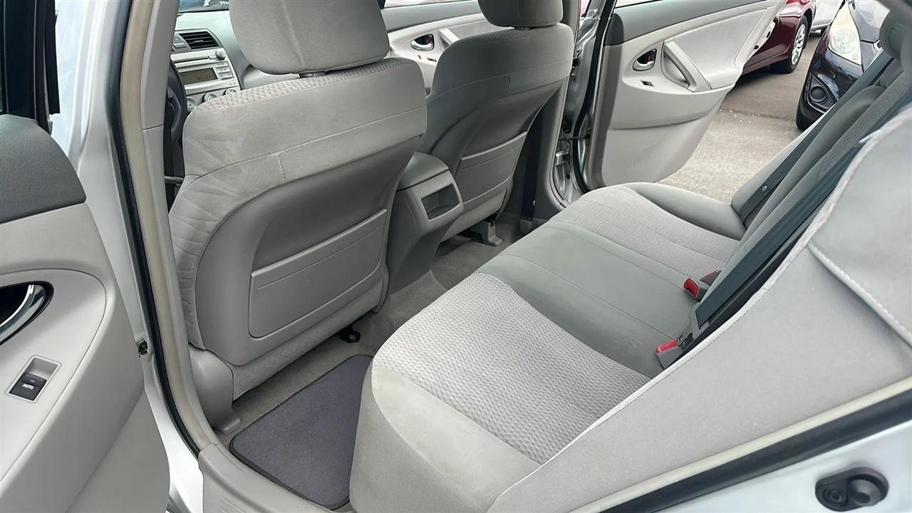 Toyota Camry 4dr Sdn I4 Man (Natl) 2010