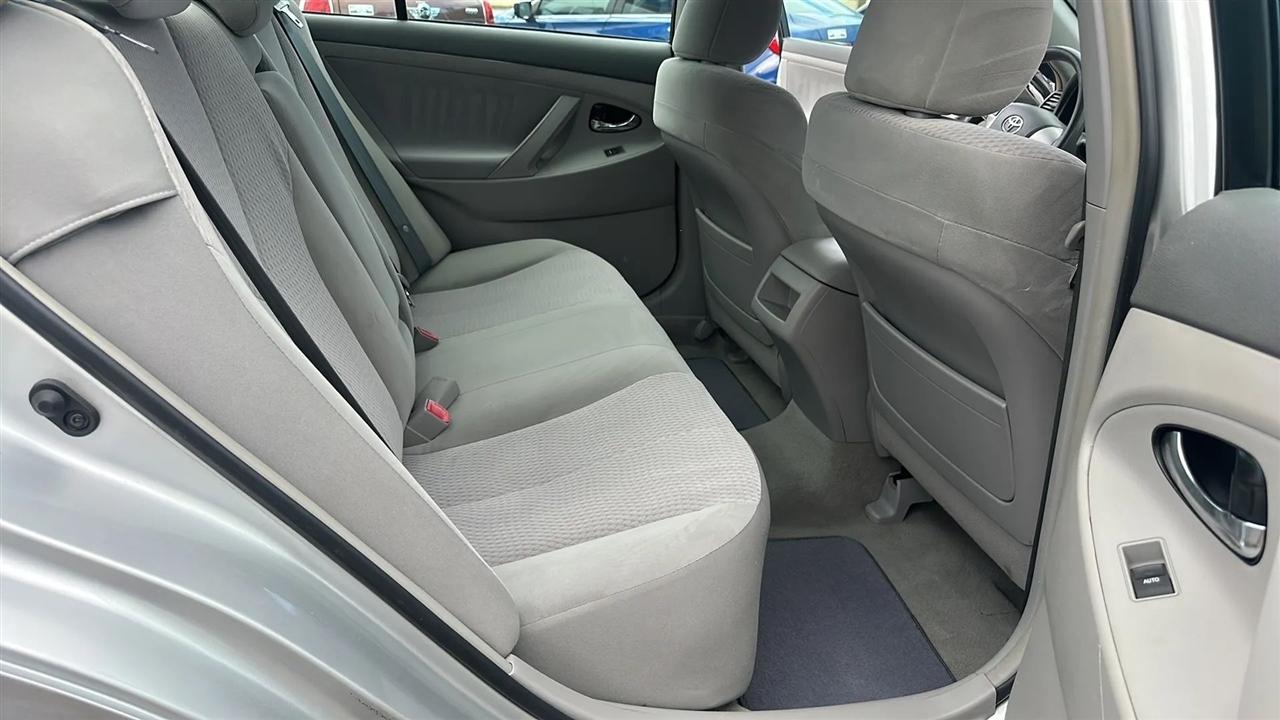 Toyota Camry 4dr Sdn I4 Man (Natl) 2010