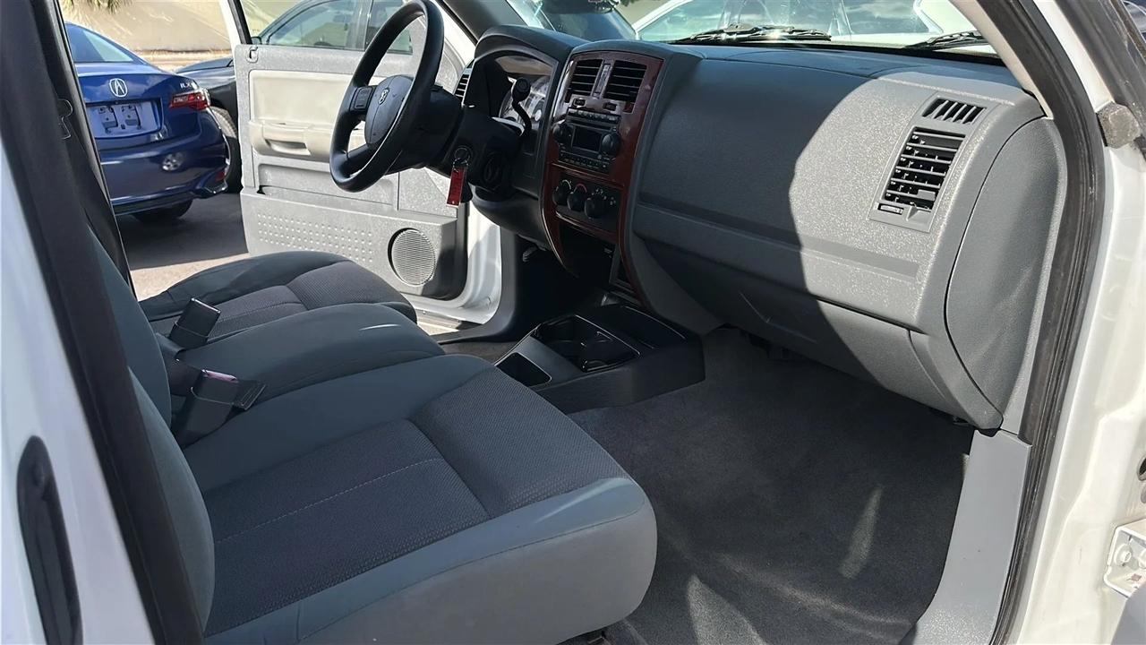 Dodge Dakota 2dr Club Cab 131" WB SLT 2005