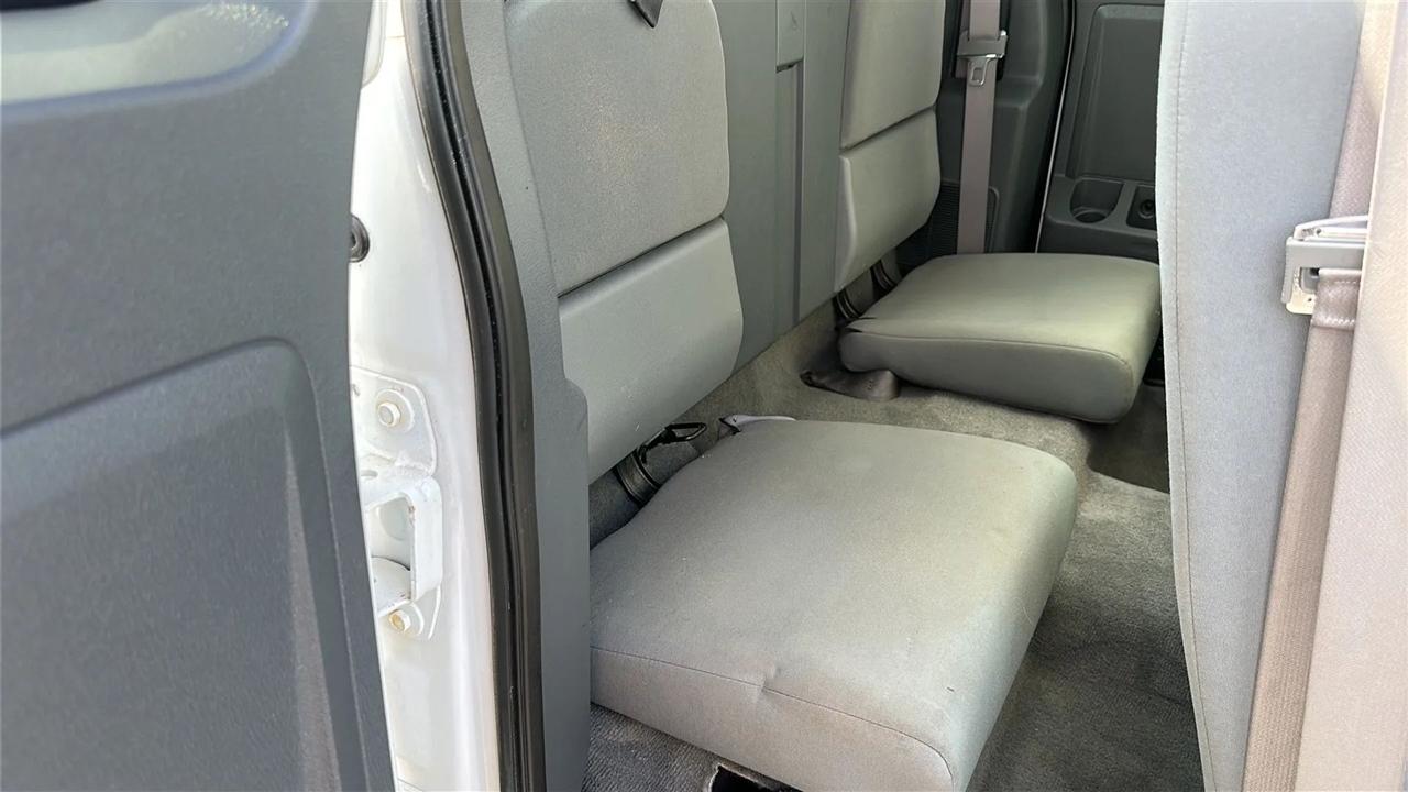 Dodge Dakota 2dr Club Cab 131" WB SLT 2005