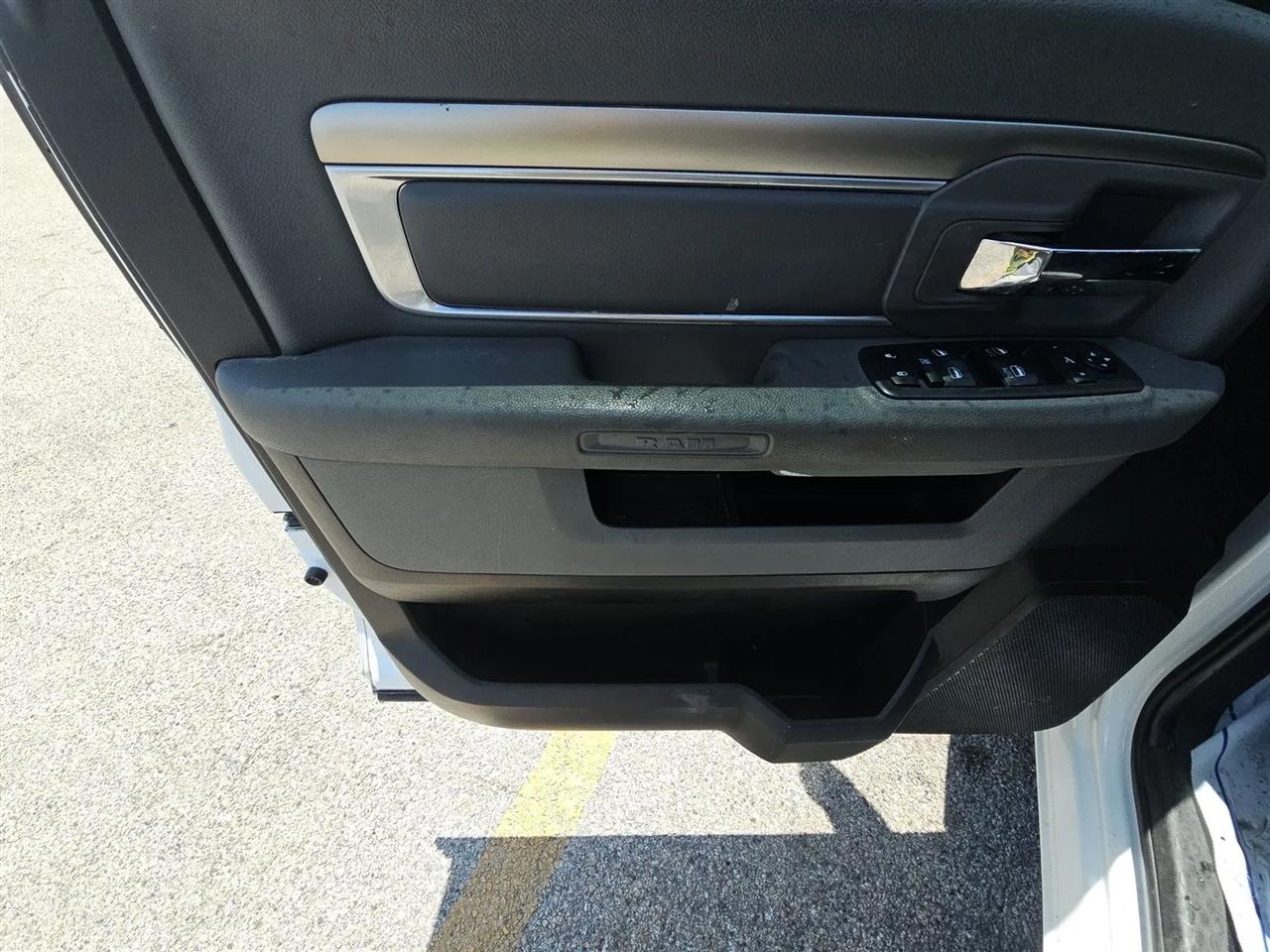 RAM 1500 Classic SLT 4x4 Crew Cab 5'7" Box 2019
