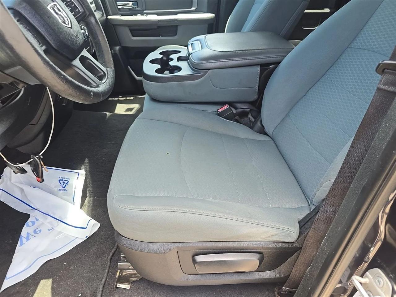 RAM 1500 SLT 4x2 Quad Cab 6'4" Box 2017