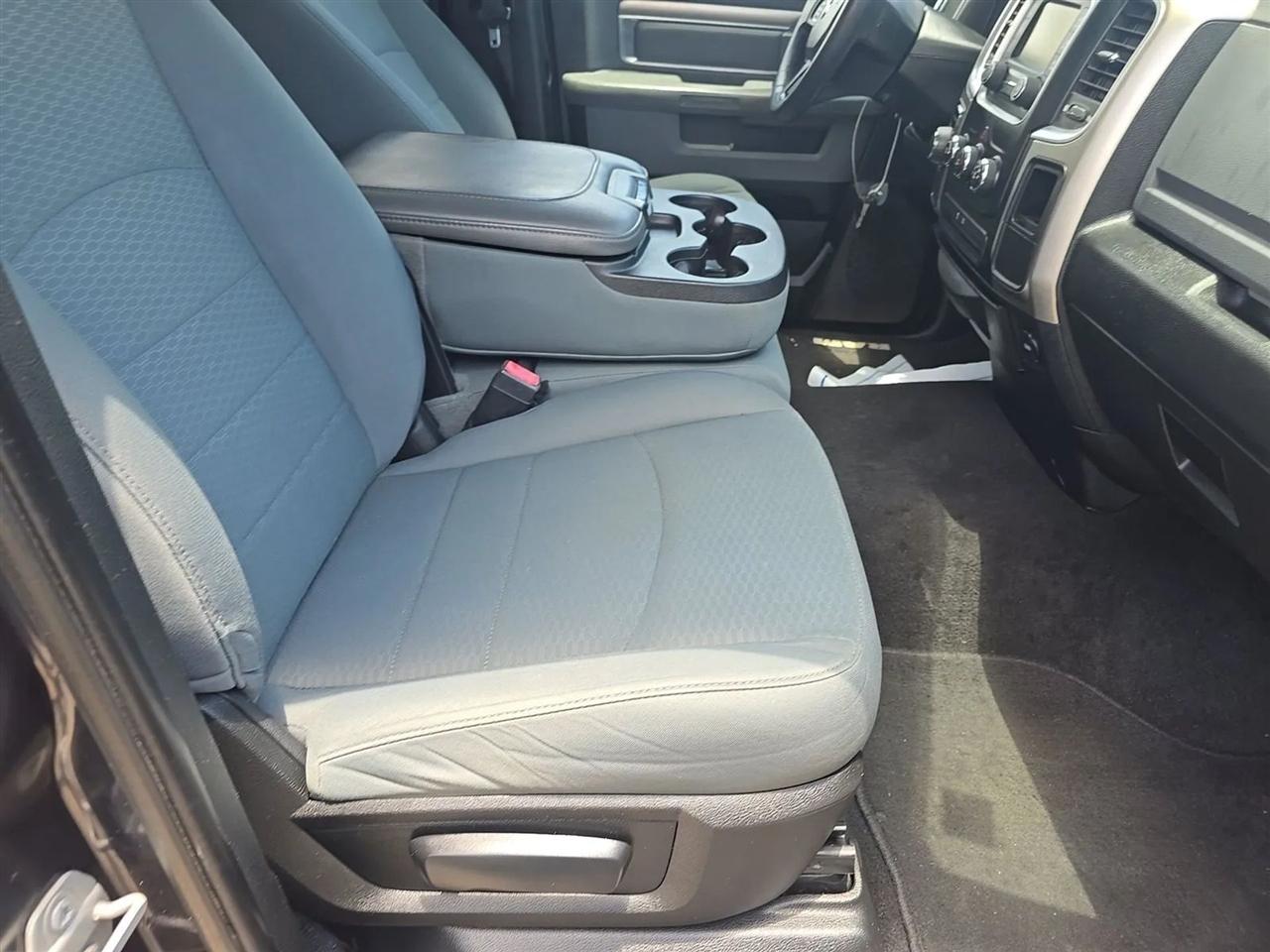 RAM 1500 SLT 4x2 Quad Cab 6'4" Box 2017