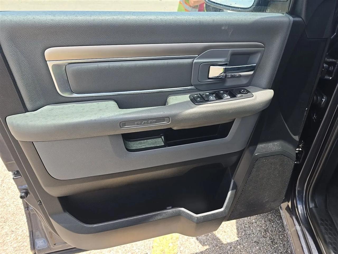 RAM 1500 SLT 4x2 Quad Cab 6'4" Box 2017