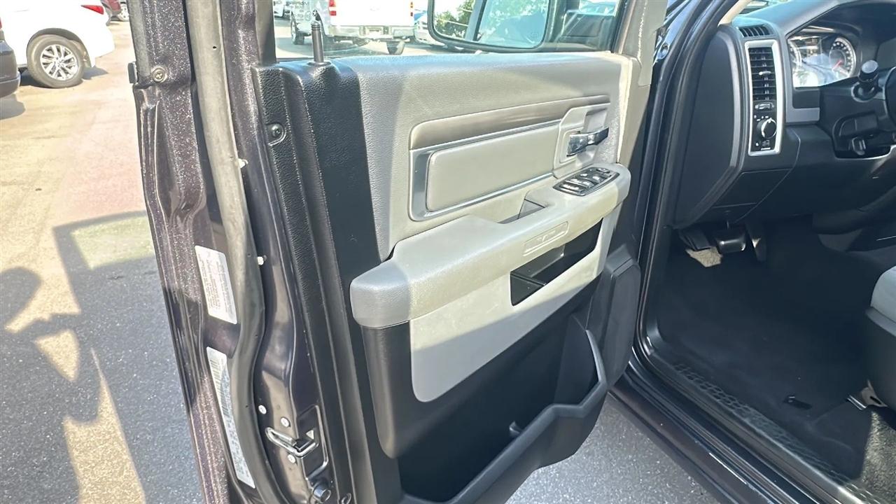 RAM 1500 SLT 4x2 Quad Cab 6'4" Box 2017