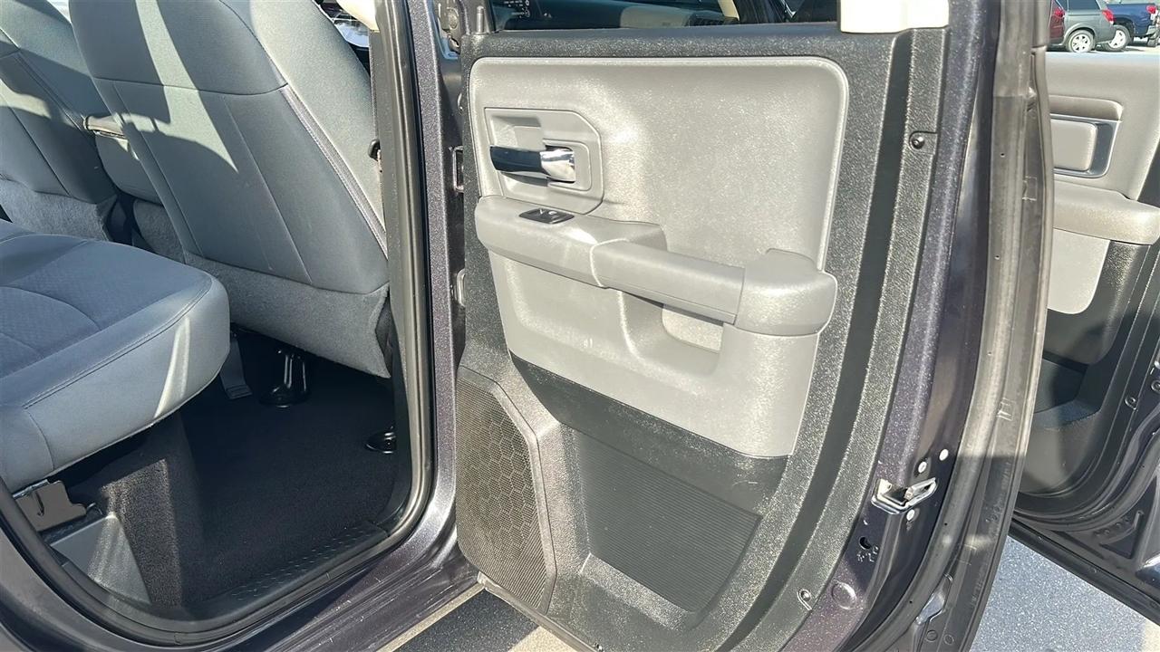 RAM 1500 SLT 4x2 Quad Cab 6'4" Box 2017
