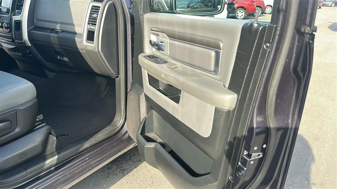 RAM 1500 SLT 4x2 Quad Cab 6'4" Box 2017