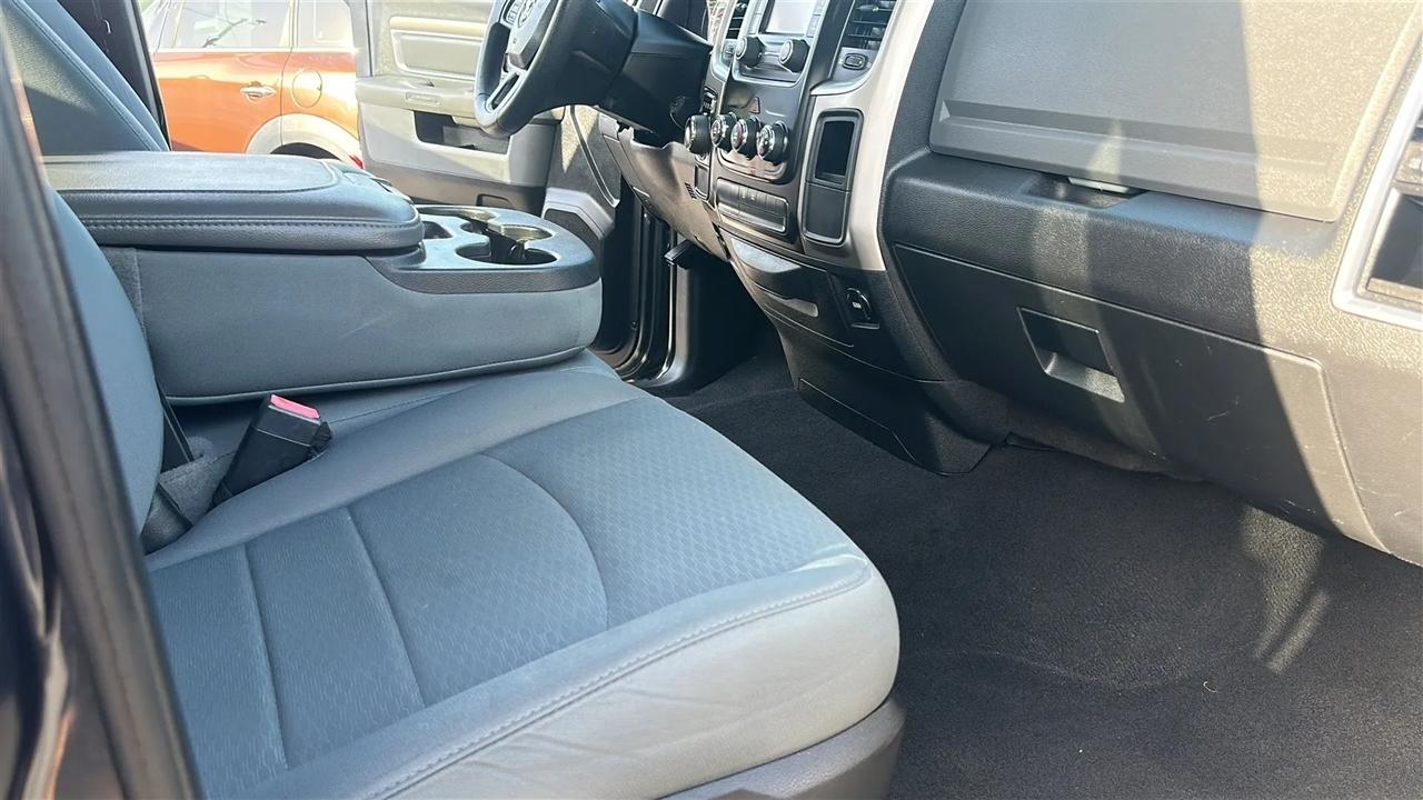 RAM 1500 SLT 4x2 Quad Cab 6'4" Box 2017