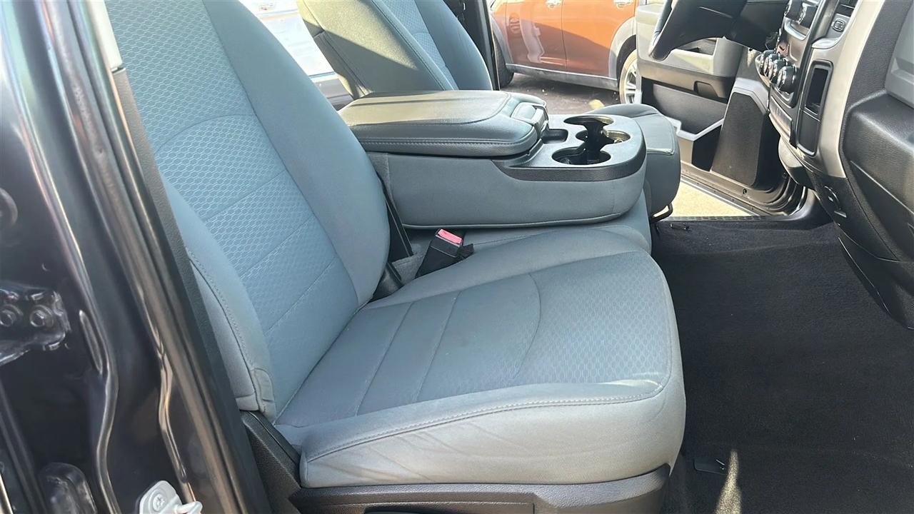 RAM 1500 SLT 4x2 Quad Cab 6'4" Box 2017