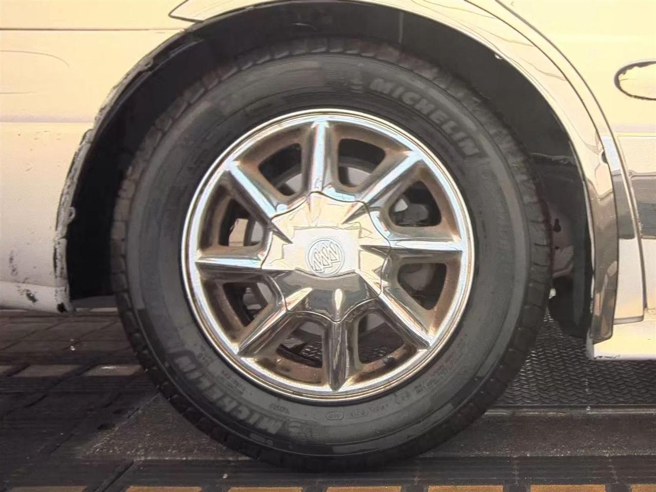 Buick LeSabre 4dr Sdn Limited 2004