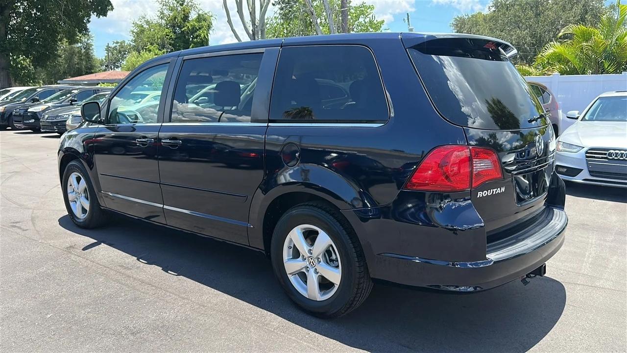 Volkswagen Routan 4dr Wgn SE 2010