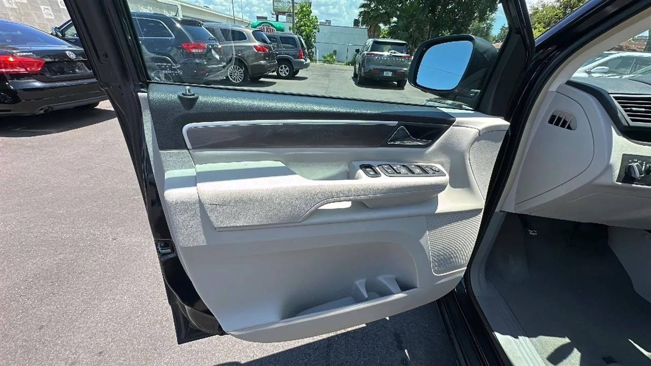 Volkswagen Routan 4dr Wgn SE 2010