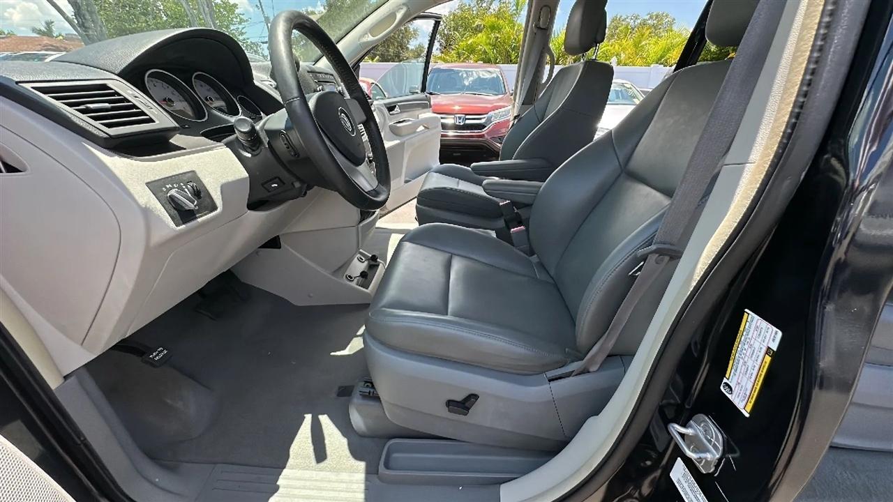 Volkswagen Routan 4dr Wgn SE 2010