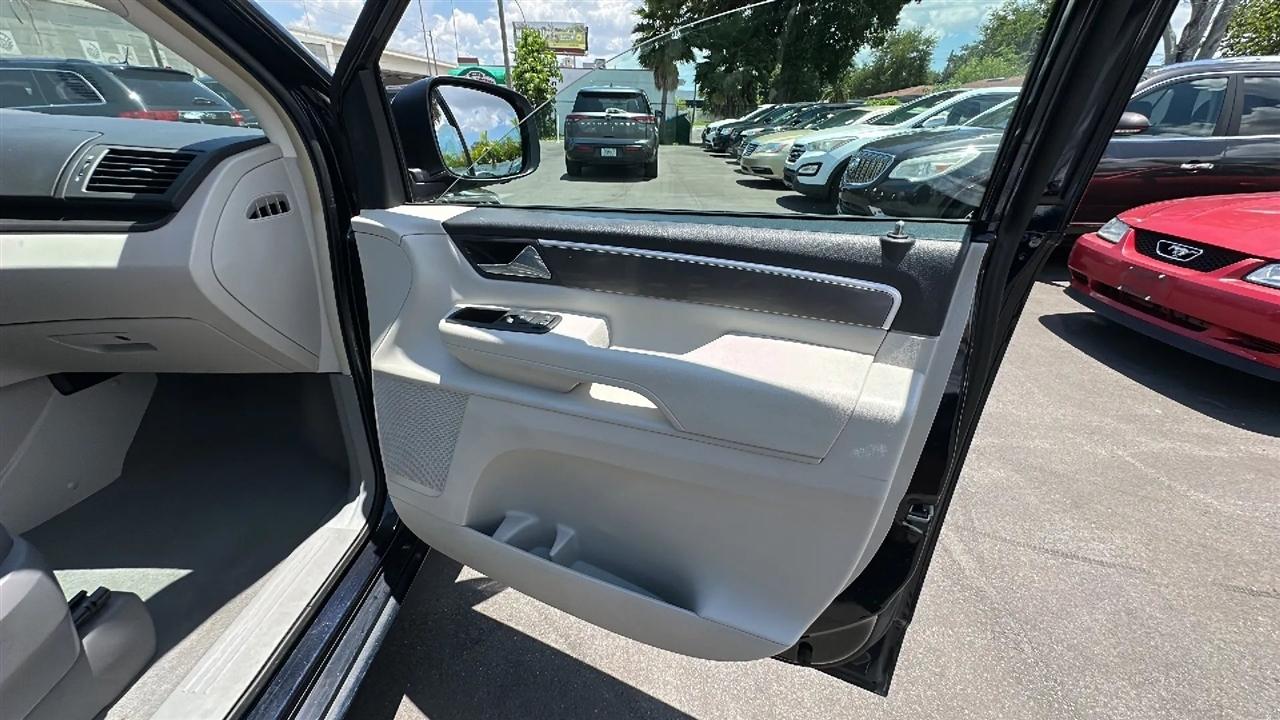 Volkswagen Routan 4dr Wgn SE 2010
