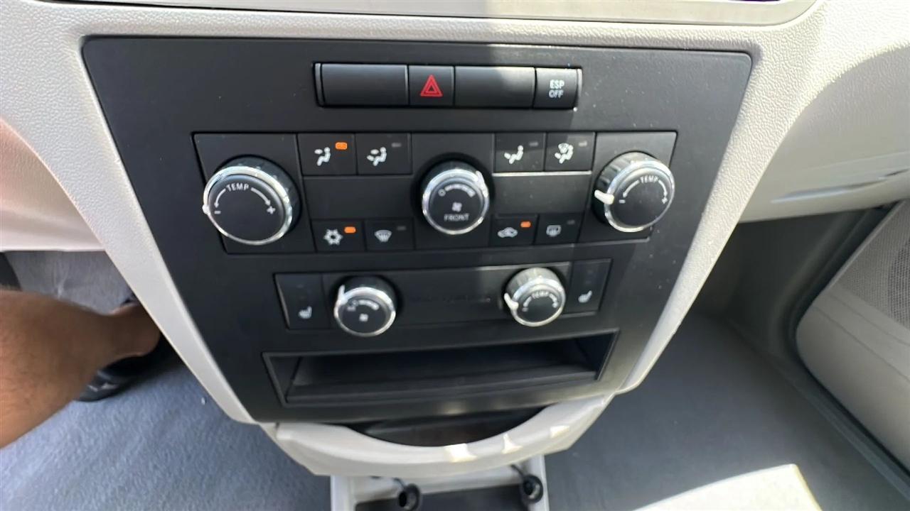 Volkswagen Routan 4dr Wgn SE 2010