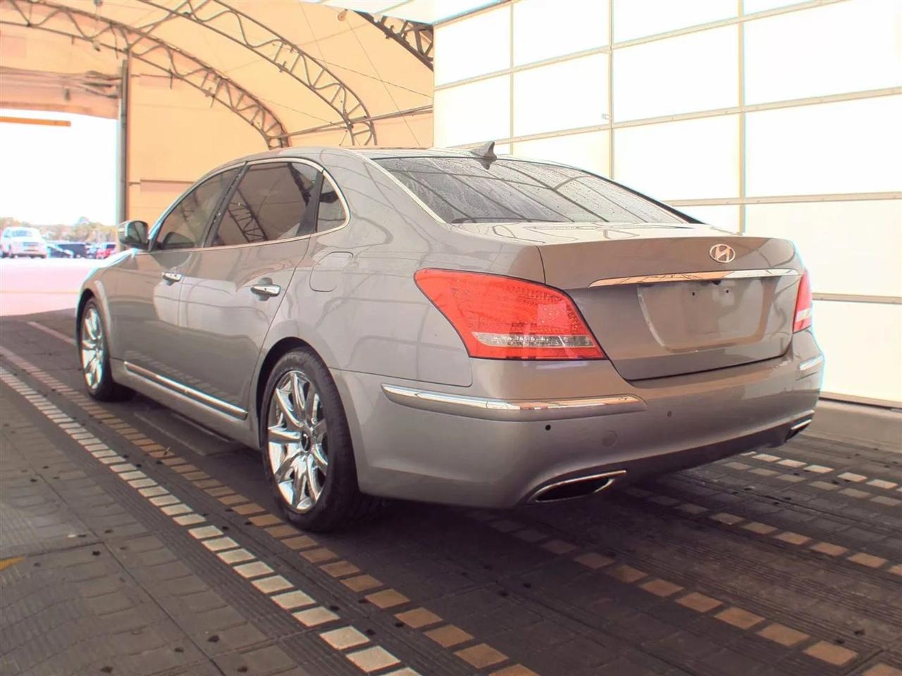 Hyundai Equus 4dr Sdn Signature 2012