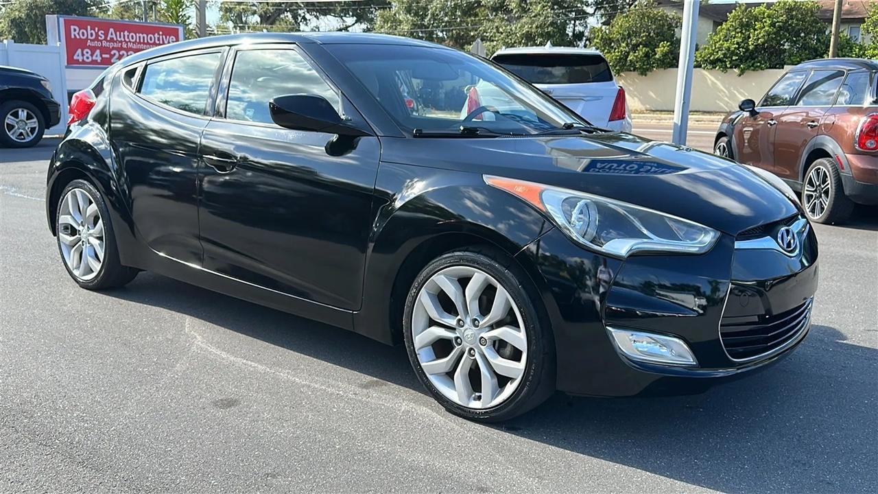 Hyundai Veloster 3dr Cpe Man w/Gray Int 2013