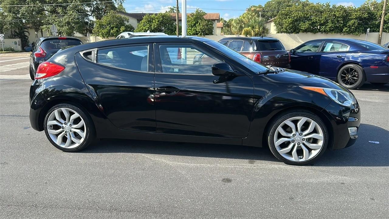 Hyundai Veloster 3dr Cpe Man w/Gray Int 2013