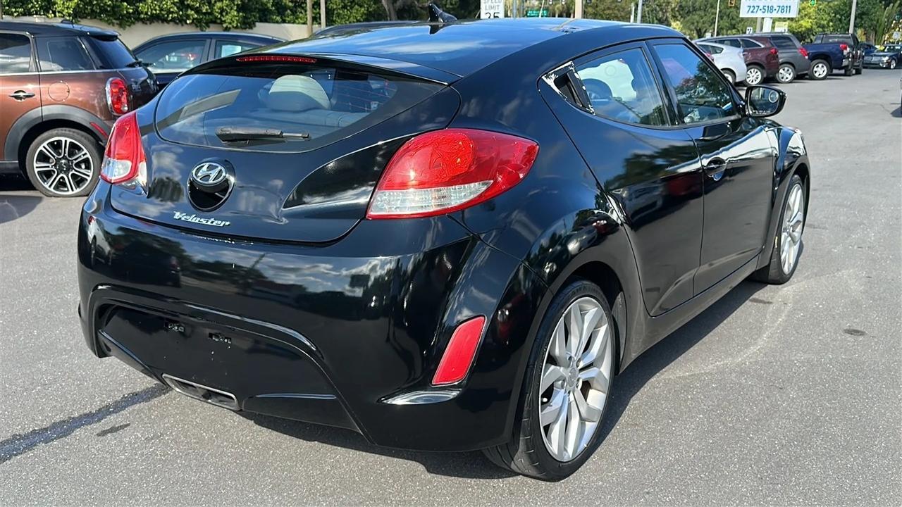 Hyundai Veloster 3dr Cpe Man w/Gray Int 2013