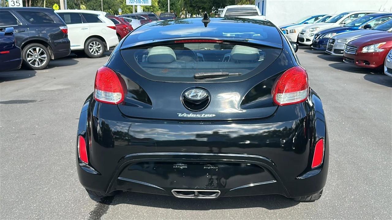 Hyundai Veloster 3dr Cpe Man w/Gray Int 2013